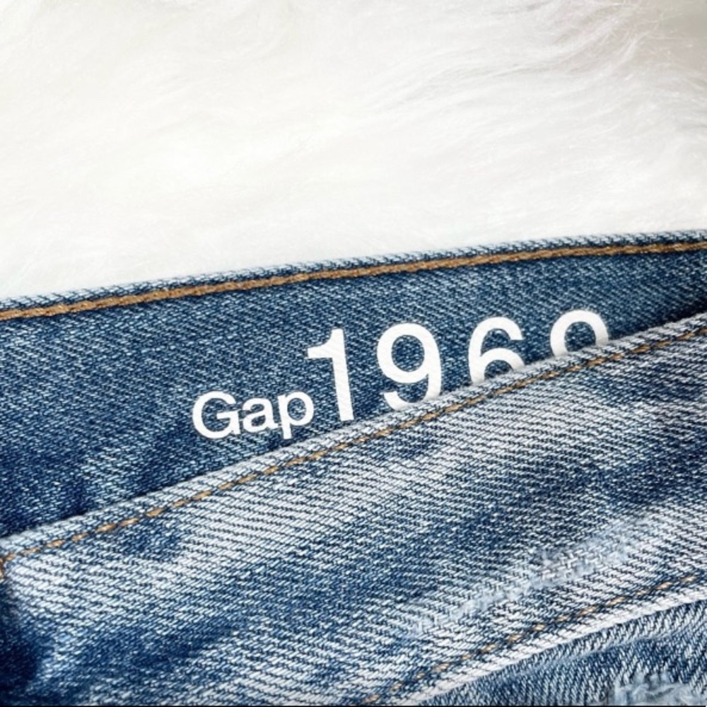 NWOT •GAP Sexy Boyfriend Distressed Denim Classic Jean Shorts • Mid Rise • HP🎉 - Picture 3 of 16